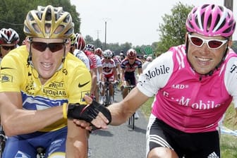 Der deutsche Radprofi Jan Ullrich (r) und Lance Armstrong aus den USA bei der Tour de France.