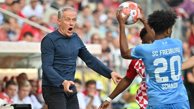 Freiburgs Trainer Christian Streich (l) recht sich bei einer Szene im Spiel beim FSV Mainz auf. Freiburgs Trainer Christian Streich (l) recht sich bei einer Szene im Spiel beim FSV Mainz auf.