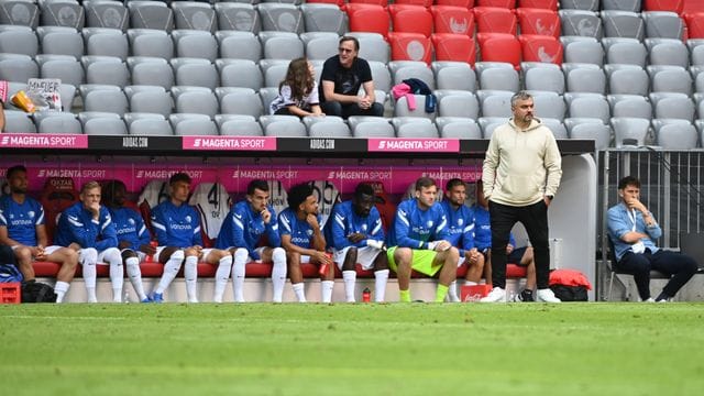 Bochums Trainer Thomas Reis (r) verfolgt wie seine Mannschaft ein Tor nach dem anderen kassiert. Bochums Trainer Thomas Reis (r) verfolgt wie seine Mannschaft ein Tor nach dem anderen kassiert.