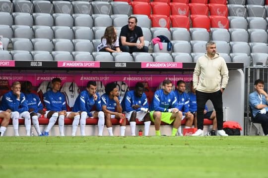 Bochums Trainer Thomas Reis (r) verfolgt wie seine Mannschaft ein Tor nach dem anderen kassiert.