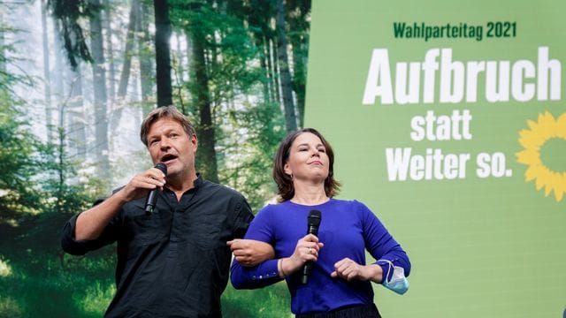 Die Grünen-Vorsitzenden Robert Habeck und Annalena Baerbock werben für ihre Partei. Die Grünen-Vorsitzenden Robert Habeck und Annalena Baerbock werben für ihre Partei.