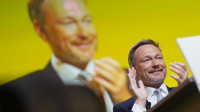 FDP-Chef Christian Lindner attackiert im Wahlkampf auch die Union. FDP-Chef Christian Lindner attackiert im Wahlkampf auch die Union.