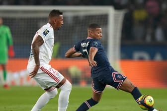 Lyon-Neuzugang Jérôme Boateng (l) im Zweikampf mit Kylian Mbappé.