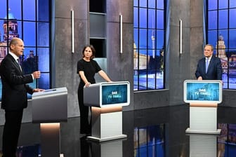 Kanzlerkandidaten (l-r) Olaf Scholz (SPD), Annalena Baerbock (Bündnis 90/Die Grünen) und Armin Laschet (CDU/CSU) diskutieren bei dem Dritten TV-Triell.