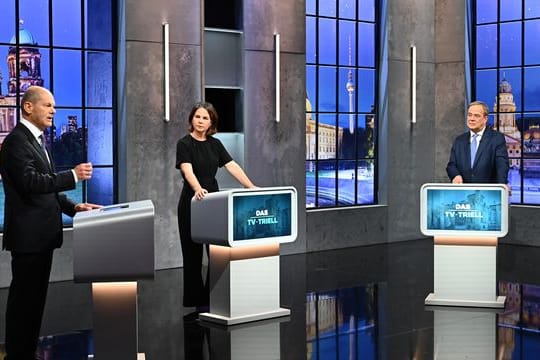 Kanzlerkandidaten (l-r) Olaf Scholz (SPD), Annalena Baerbock (Bündnis 90/Die Grünen) und Armin Laschet (CDU/CSU) diskutieren bei dem Dritten TV-Triell.