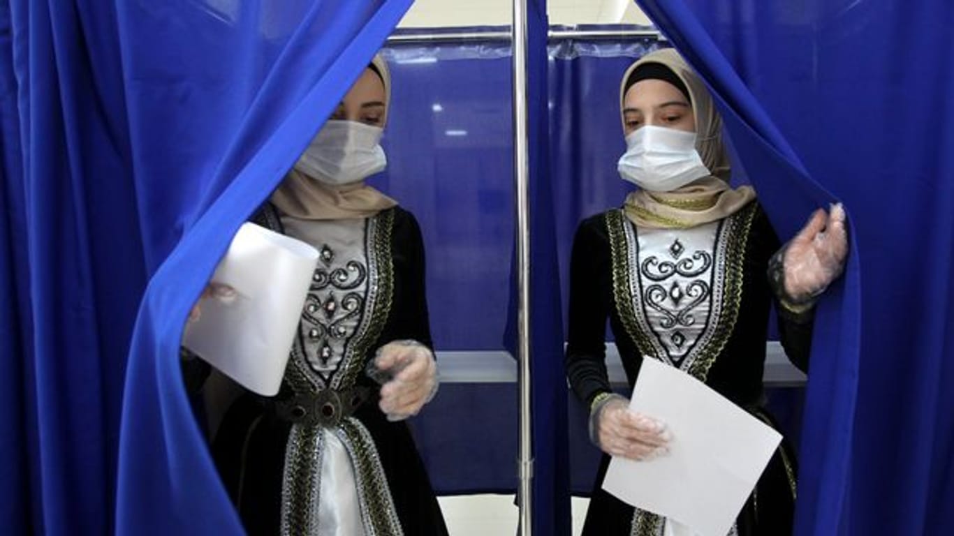 Frauen in tschetschenischer Nationaltracht verlassen eine Wahlkabine in Grosny.