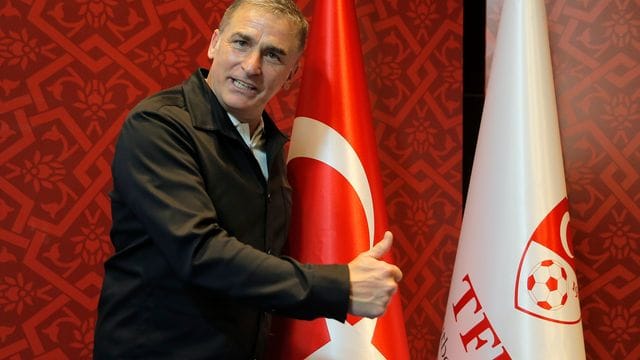 Stefan Kuntz posiert nach seiner Ernennung zum Cheftrainer der Fußballnationalmannschaft der Türkei. Stefan Kuntz posiert nach seiner Ernennung zum Cheftrainer der Fußballnationalmannschaft der Türkei.