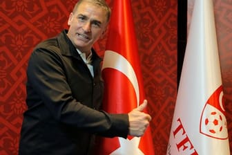 Stefan Kuntz posiert nach seiner Ernennung zum Cheftrainer der Fußballnationalmannschaft der Türkei.