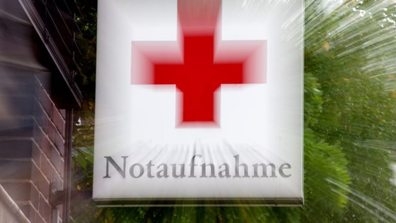 Ein Schild "Notaufnahme" mit einem roten Kreuz hängt an einem Krankenhaus in Hannover.