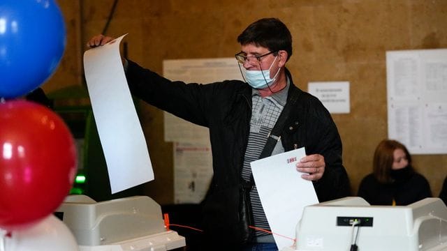 Ein Mann gibt in einem Wahllokal in Moskau seine Stimme ab. Ein Mann gibt in einem Wahllokal in Moskau seine Stimme ab.