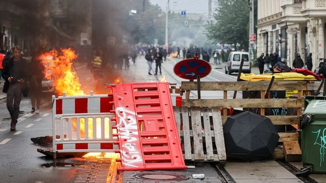Eine Barrikade brennt in Leipzig. Eine Barrikade brennt in Leipzig.
