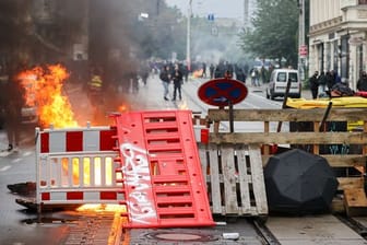 Eine Barrikade brennt in Leipzig.