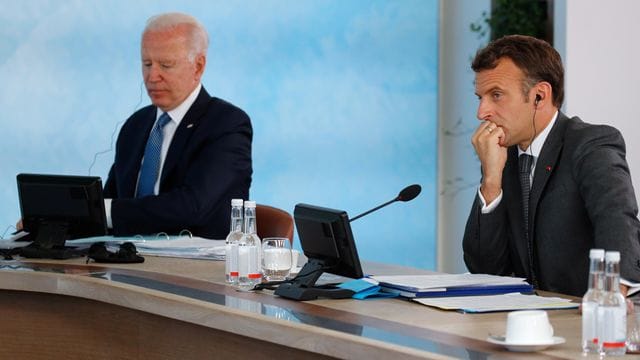 Joe Biden (l) und Emmanuel Macron bei einem Treffen im Rahmen des G7-Gipfels im Juni.