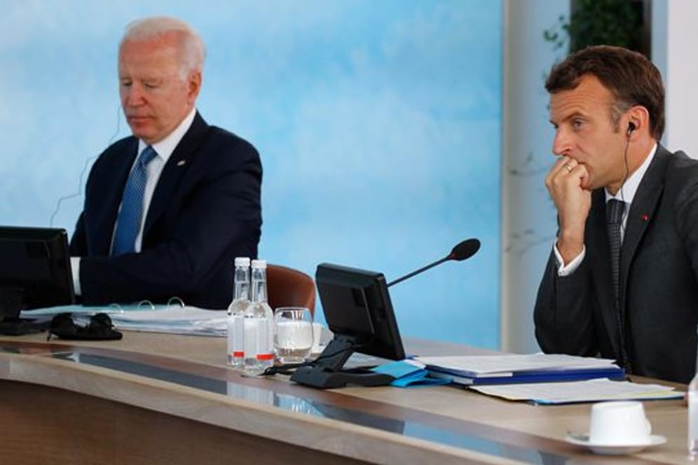 Joe Biden (l) und Emmanuel Macron bei einem Treffen im Rahmen des G7-Gipfels im Juni.