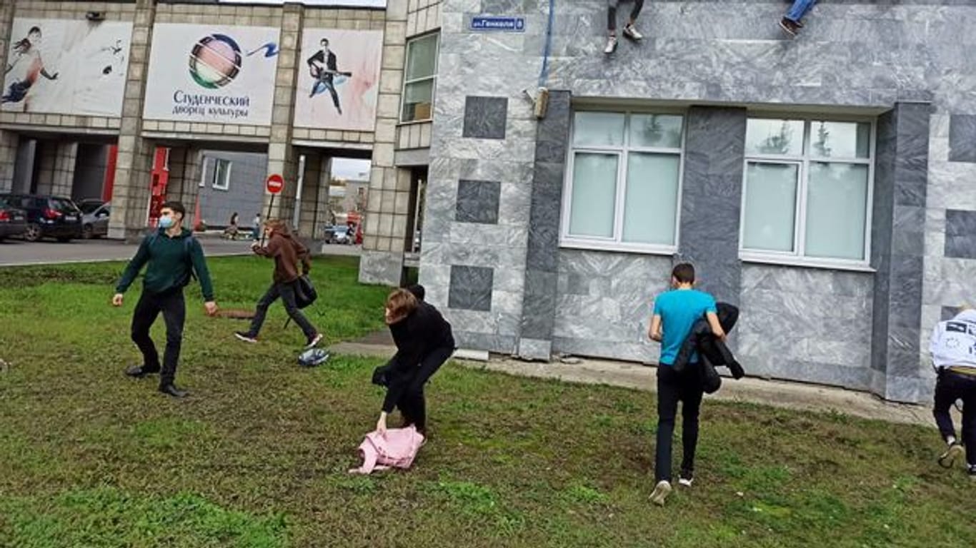 Studenten springen aus Fenstern der Universität in Perm.