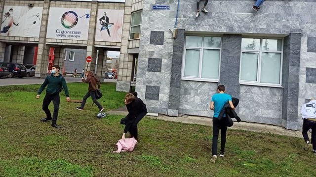 Studenten springen aus Fenstern der Universität in Perm.