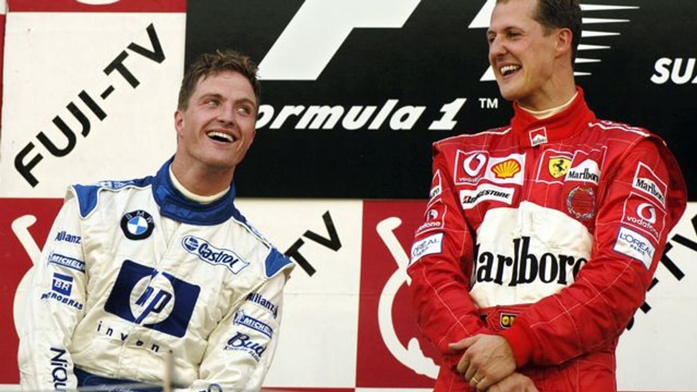 Ralf (l) und Michael Schumacher auf dem Podium beim Großen Preis von Japan im Jahr 2004.