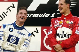 Ralf (l) und Michael Schumacher auf dem Podium beim Großen Preis von Japan im Jahr 2004.