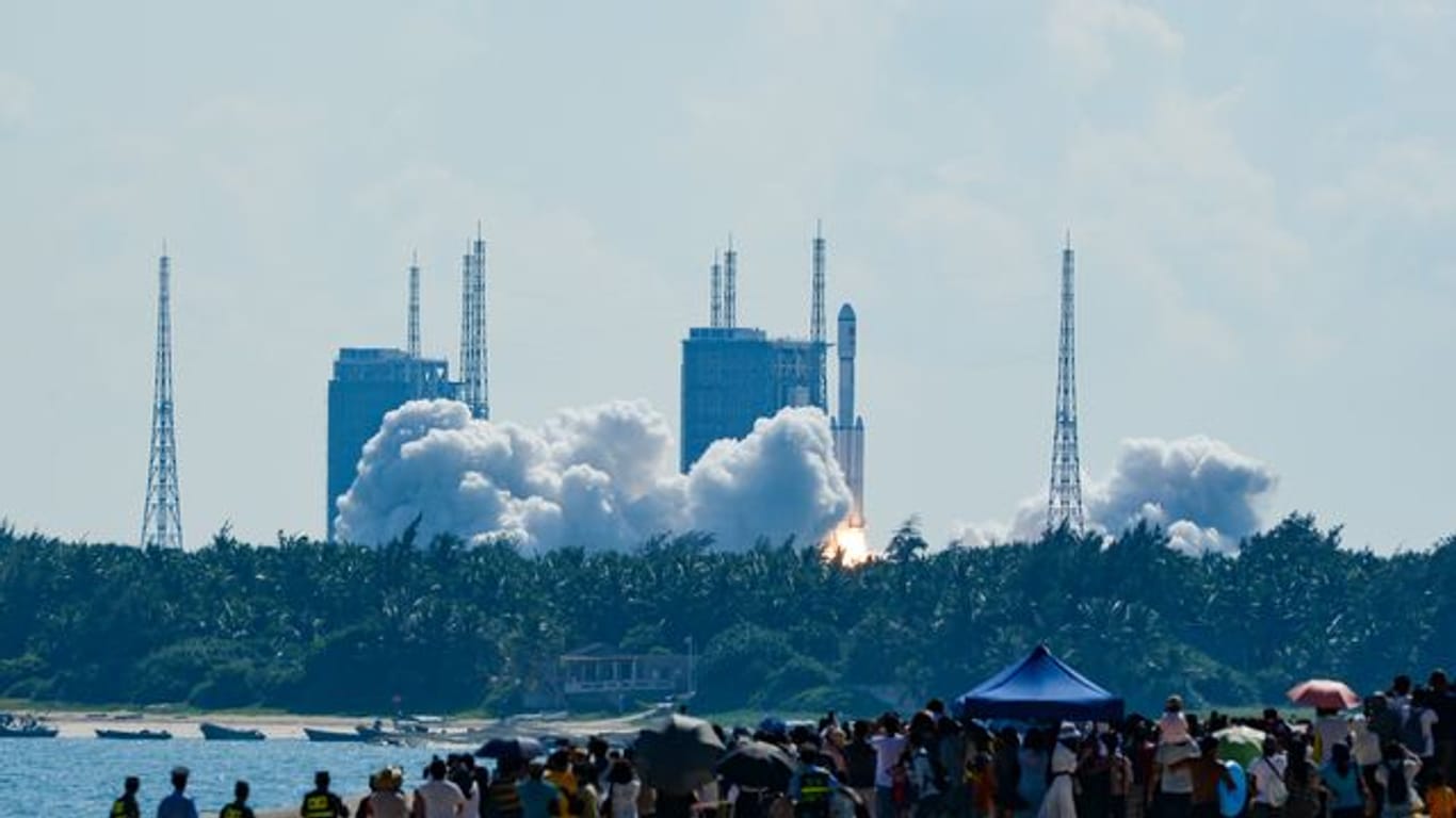 Eine Rakete vom Typ "Langer Marsch 7" mit dem Cargoschiff "Tianzhou 3" (Himmlisches Schiff) hebt vom Weltraumbahnhof "Wenchang" auf der südchinesischen Insel Hainan ab.