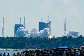 Eine Rakete vom Typ "Langer Marsch 7" mit dem Cargoschiff "Tianzhou 3" (Himmlisches Schiff) hebt vom Weltraumbahnhof "Wenchang" auf der südchinesischen Insel Hainan ab.