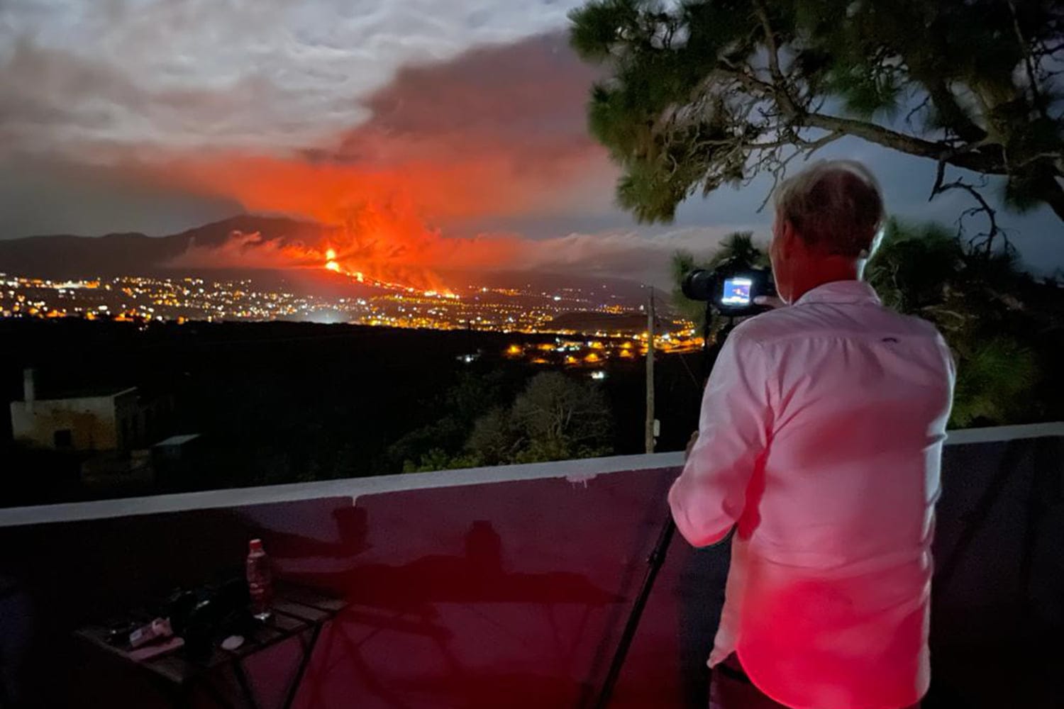 Kai von Schauroth: Der Betreiber eines Astronomiezentrums auf La Palma hat anstelle von Sternenfans nun Inselbewohner als Gäste, die wegen des Vulkans evakuiert wurden. Für die meisten Einheimischen sei der Ausbruch aber vor allem ein Schauspiel.