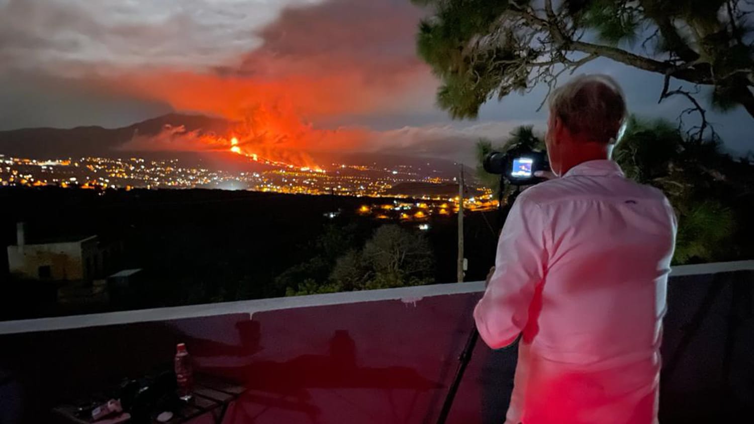 Kai von Schauroth: Der Betreiber eines Astronomiezentrums auf La Palma hat anstelle von Sternenfans nun Inselbewohner als Gäste, die wegen des Vulkans evakuiert wurden. Für die meisten Einheimischen sei der Ausbruch aber vor allem ein Schauspiel.