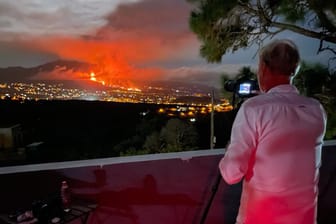 Kai von Schauroth: Der Betreiber eines Astronomiezentrums auf La Palma hat anstelle von Sternenfans nun Inselbewohner als Gäste, die wegen des Vulkans evakuiert wurden. Für die meisten Einheimischen sei der Ausbruch aber vor allem ein Schauspiel.