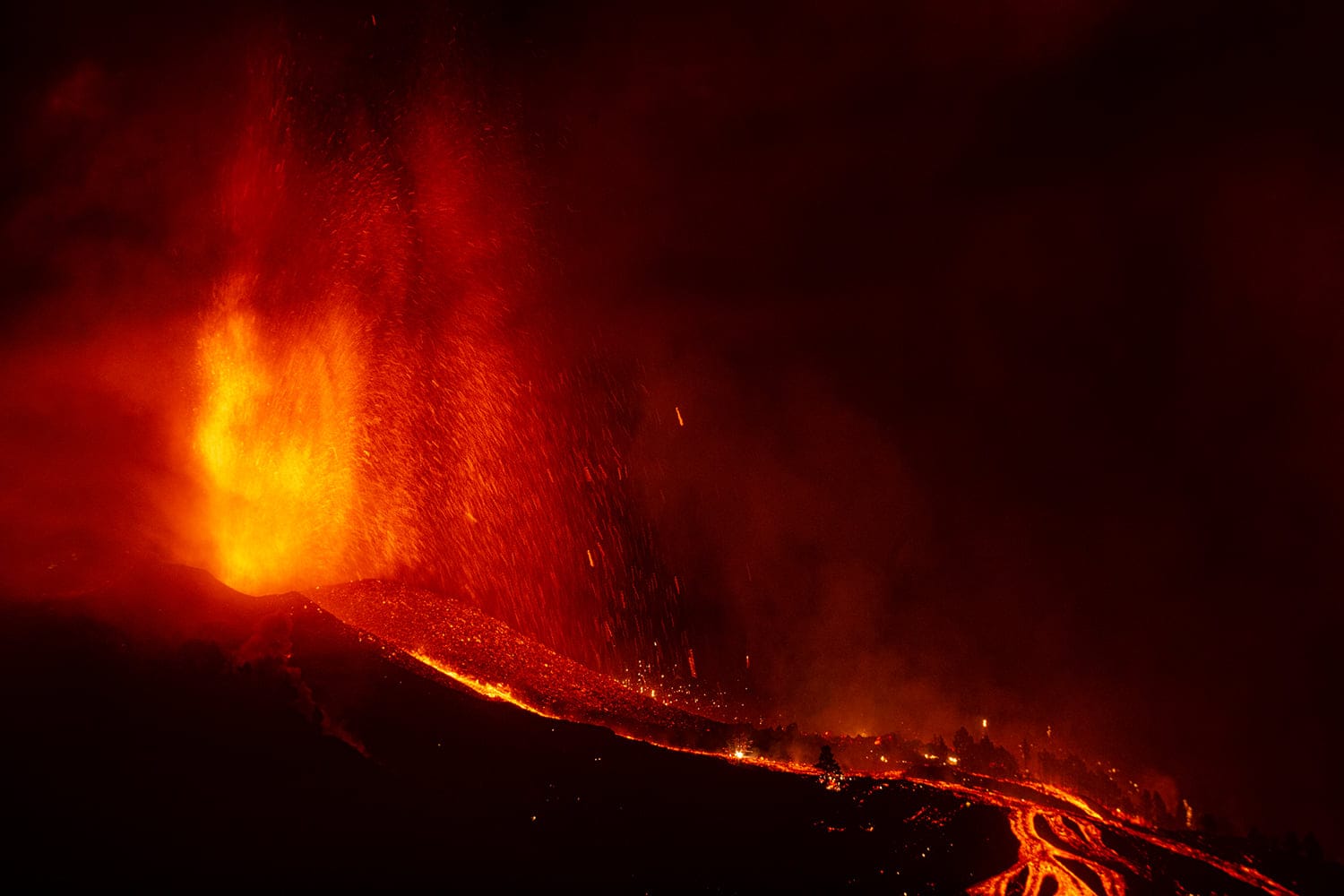 Dünnflüssige Lava: Weil der Vulkan auf La Palma vom hawaiianischen Typ ist, kann die glühende Fracht gut austreten und fließen, es kommt nicht zu heftigen Explosionen.
