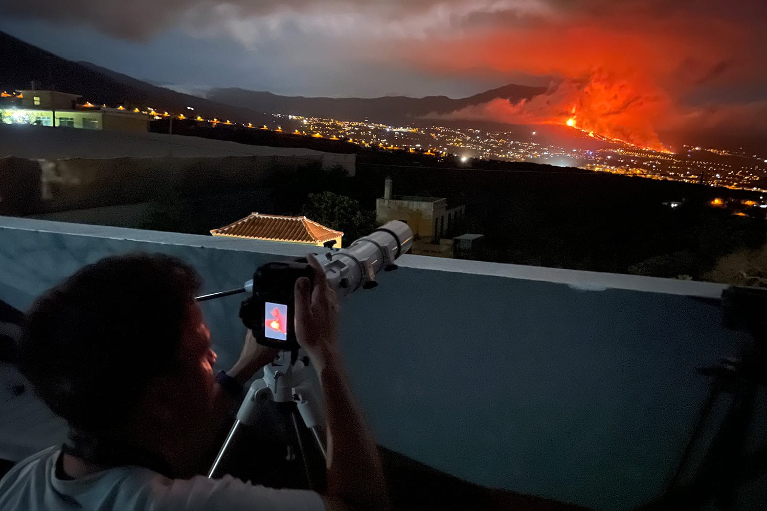 "Heute keine Sterne fotografieren": Mit der Ausrüstung des Astronomiezentrums und Gleichgesinnten fuhr Kai von Schauroth los, um Bilder vom Vulkan zu machen.
