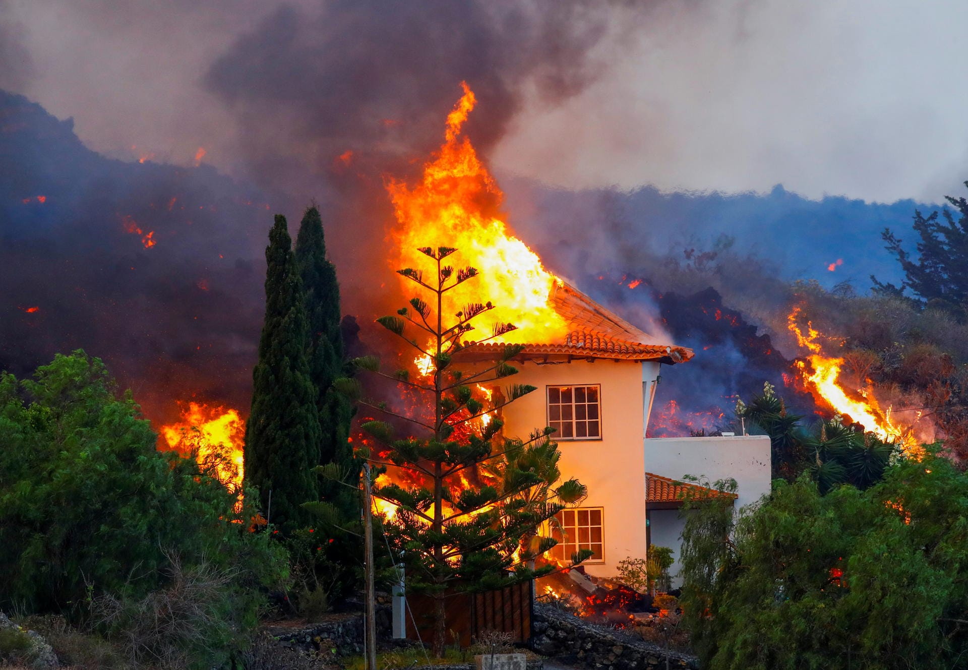 In Flammen: Wenn die Lava des Vulkans auf La Palma Häuser erreicht, fangen sie oft Feuer.