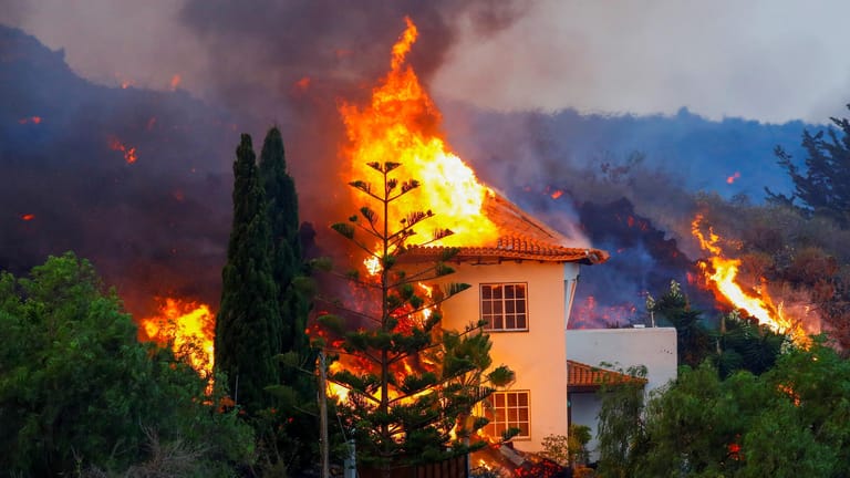 In Flammen: Wenn die Lava des Vulkans auf La Palma Häuser erreicht, fangen sie oft Feuer.