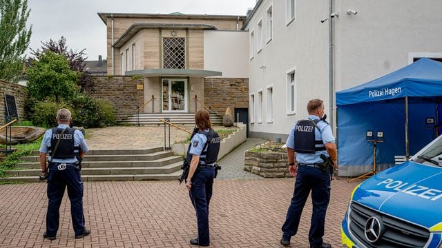 Bewaffnete Polizisten stehen vor der Synagoge in Hagen. Bewaffnete Polizisten stehen vor der Synagoge in Hagen.