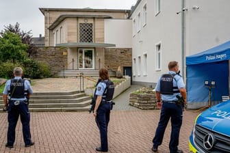 Bewaffnete Polizisten stehen vor der Synagoge in Hagen.