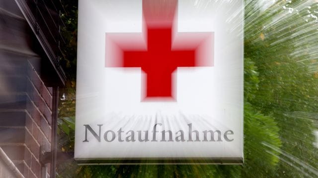 Ein Schild "Notaufnahme" mit einem roten Kreuz hängt an einem Krankenhaus in Hannover.
