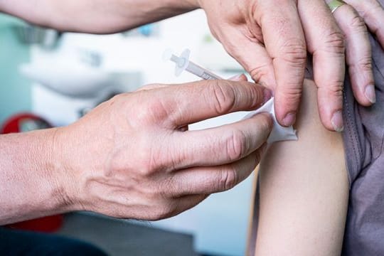 Anders als in der Altersgruppe über zwölf wurde den Kindern von fünf bis elf Jahren für die klinische Studie nur ein Drittel der Dosis verabreicht.