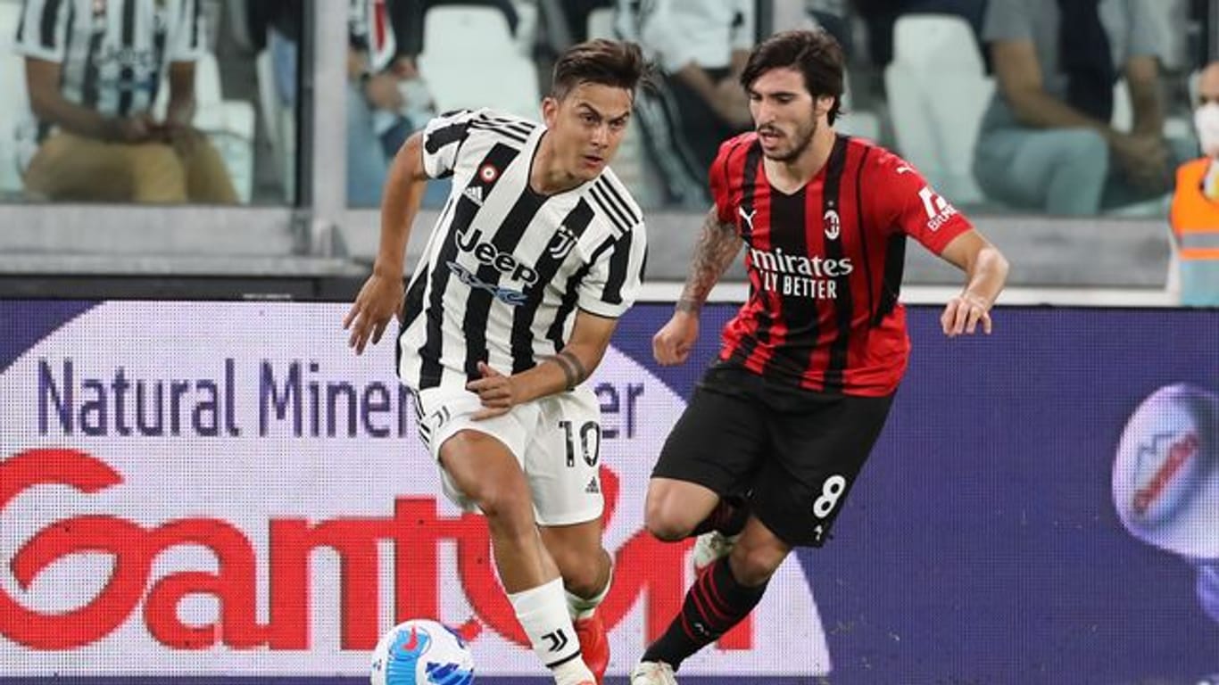 Paulo Dybala (l) leistete sich mit Juventus Turin einen Fehlstart.
