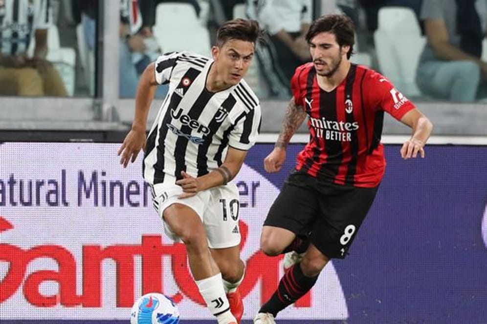 Paulo Dybala (l) leistete sich mit Juventus Turin einen Fehlstart.