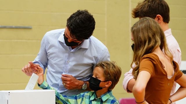Premier Justin Trudeau mit seinen Kindern bei der Stimmabgabe in Montreal. Premier Justin Trudeau mit seinen Kindern bei der Stimmabgabe in Montreal.