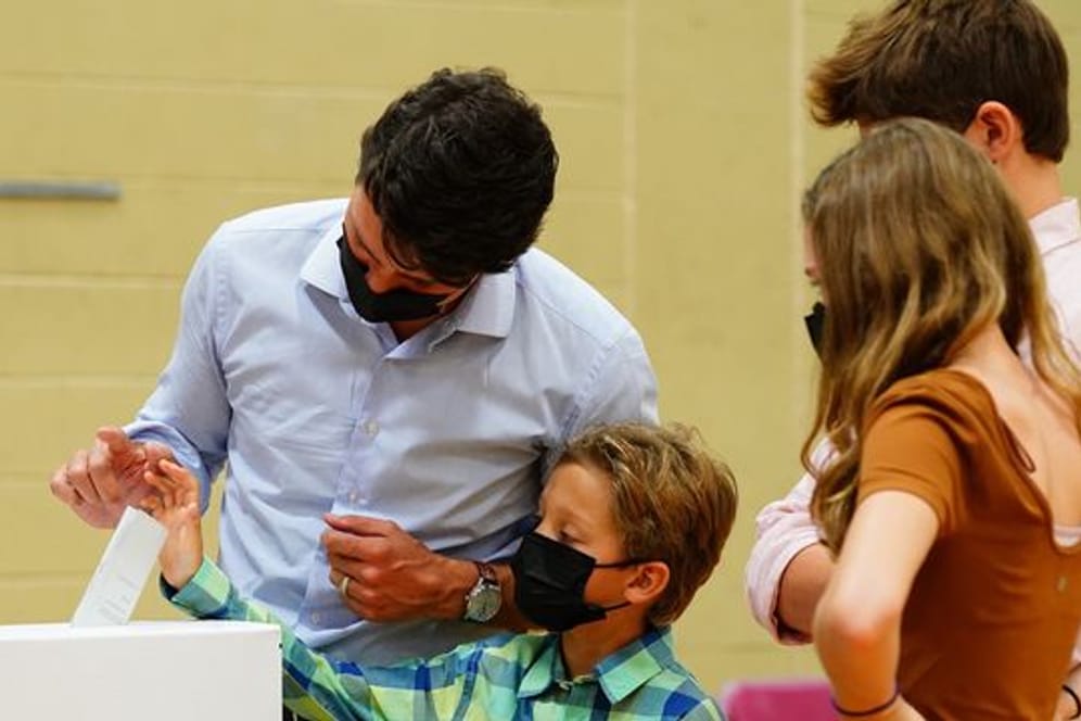 Premier Justin Trudeau mit seinen Kindern bei der Stimmabgabe in Montreal.