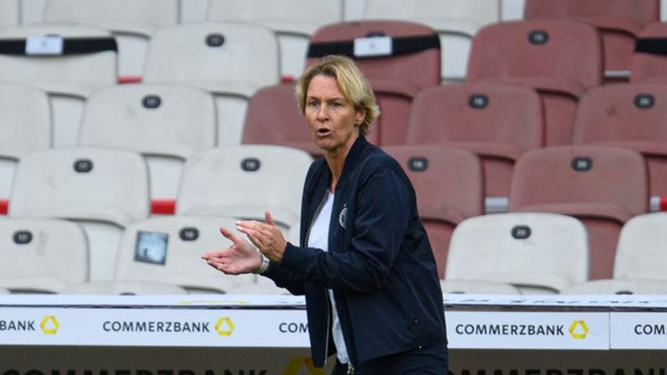 Bundestrainerin Martina Voss-Tecklenburg freut sich über die Einschaltquote.