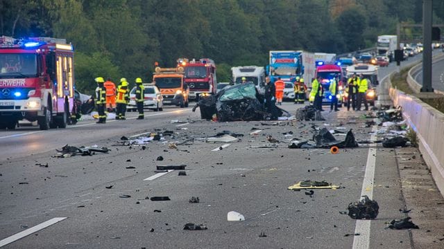 Die Autobahn 5 gleicht nach nach dem Unfall einem Trümmerfeld.