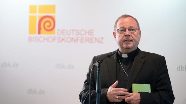Georg Bätzing, Bischof von Limburg und Vorsitzender der Deutschen Bischofskonferenz, spricht zu Beginn der Herbstvollversammlung in Fulda. Georg Bätzing, Bischof von Limburg und Vorsitzender der Deutschen Bischofskonferenz, spricht zu Beginn der Herbstvollversammlung in Fulda.