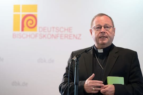 Georg Bätzing, Bischof von Limburg und Vorsitzender der Deutschen Bischofskonferenz, spricht zu Beginn der Herbstvollversammlung in Fulda.