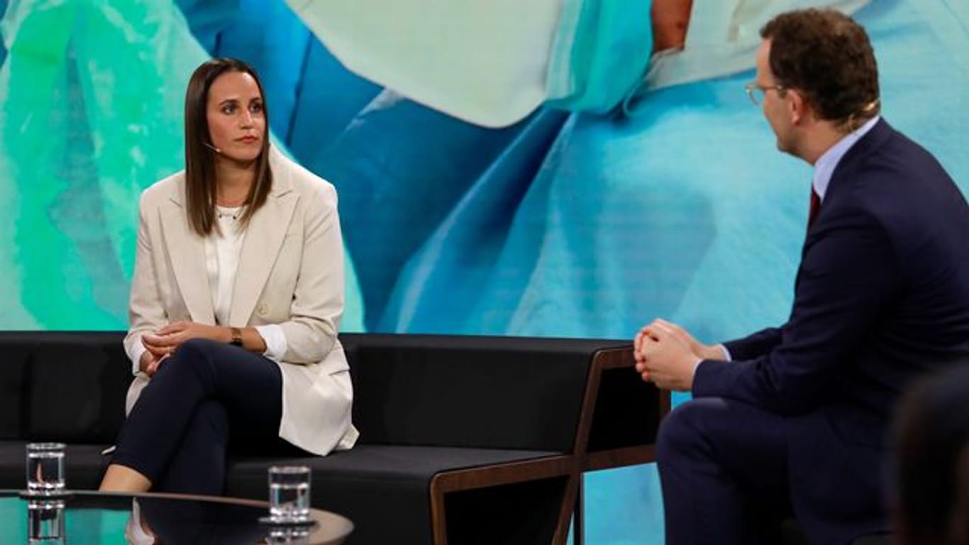 Bundesgesundheitsminister Jens Spahn im Gespräch mit Krankenpflegerin Meike Ista.