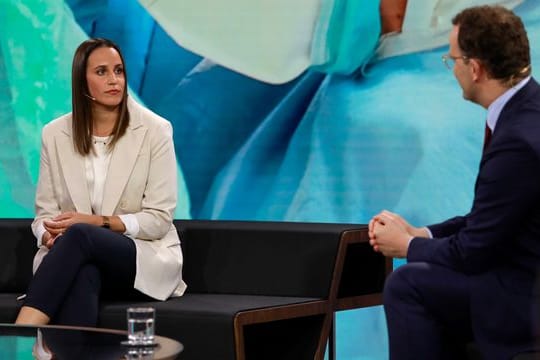 Bundesgesundheitsminister Jens Spahn im Gespräch mit Krankenpflegerin Meike Ista.