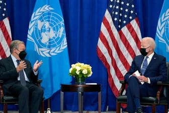 Joe Biden (r), Präsident der USA, trifft sich mit Antonio Gutérres, Generalsekretär der Vereinten Nationen.