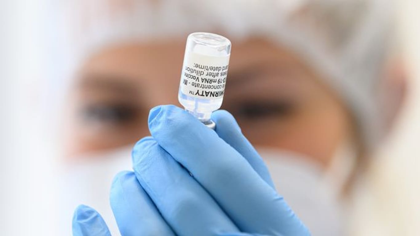 Eine medizinische Mitarbeiterin der Kassenärztlichen Vereinigung Sachsen bereitet eine Impfung vor.