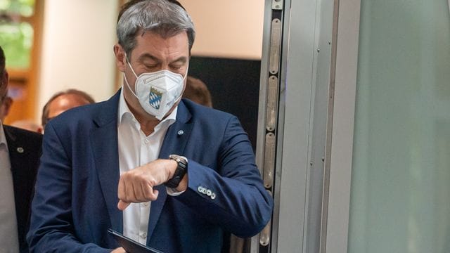 Markus Söder auf dem Weg zu einer Pressekonferenz.
