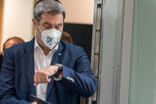 Markus Söder auf dem Weg zu einer Pressekonferenz.