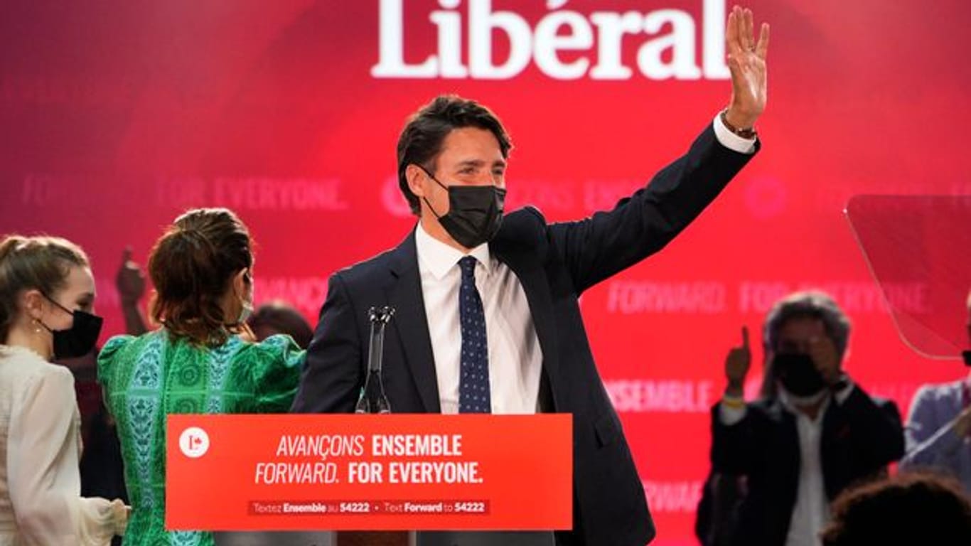 Justin Trudeau (M), Premierminister von Kanada und Parteivorsitzender der Liberalen Partei, begrüßt seine Anhänger vor seiner Rede in der Wahlkampfzentrale der Partei.